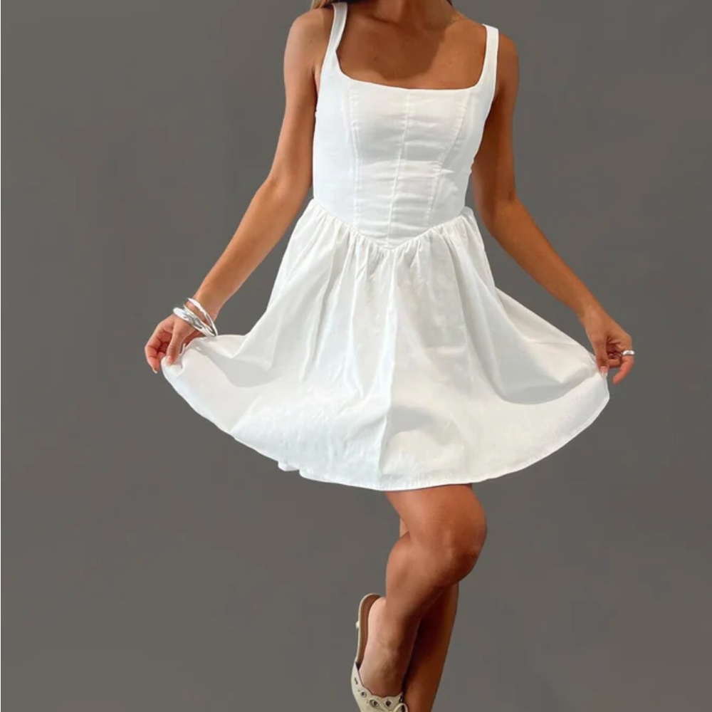 Elegant White Sleeveless Dress